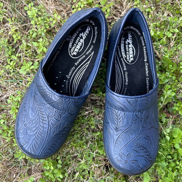 Navy Embossed Slip-On Shoes by Easy Street Lyndee Slip Resistant clogsSz-7.5W. L - Picture 8 of 13